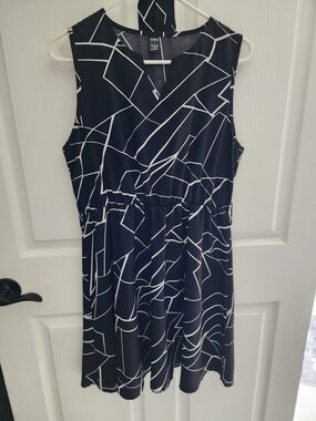 Shein Black & White Sleeveless Geometric Midi Dress With Tie